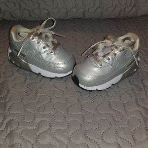 Platinum, metallic Air Max 90